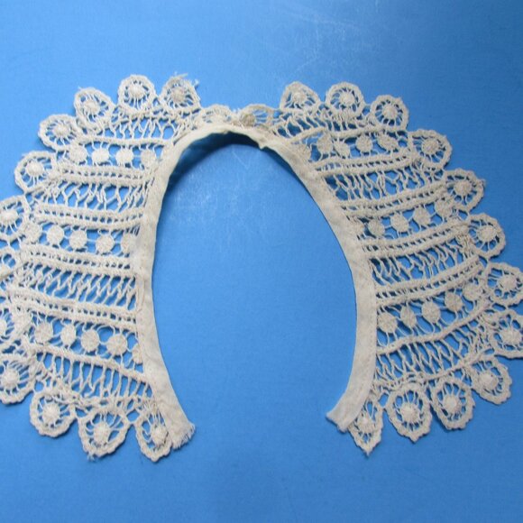 Pretty White Detachable Ladies Collar in Embroidery Lace - Picture 1 of 6
